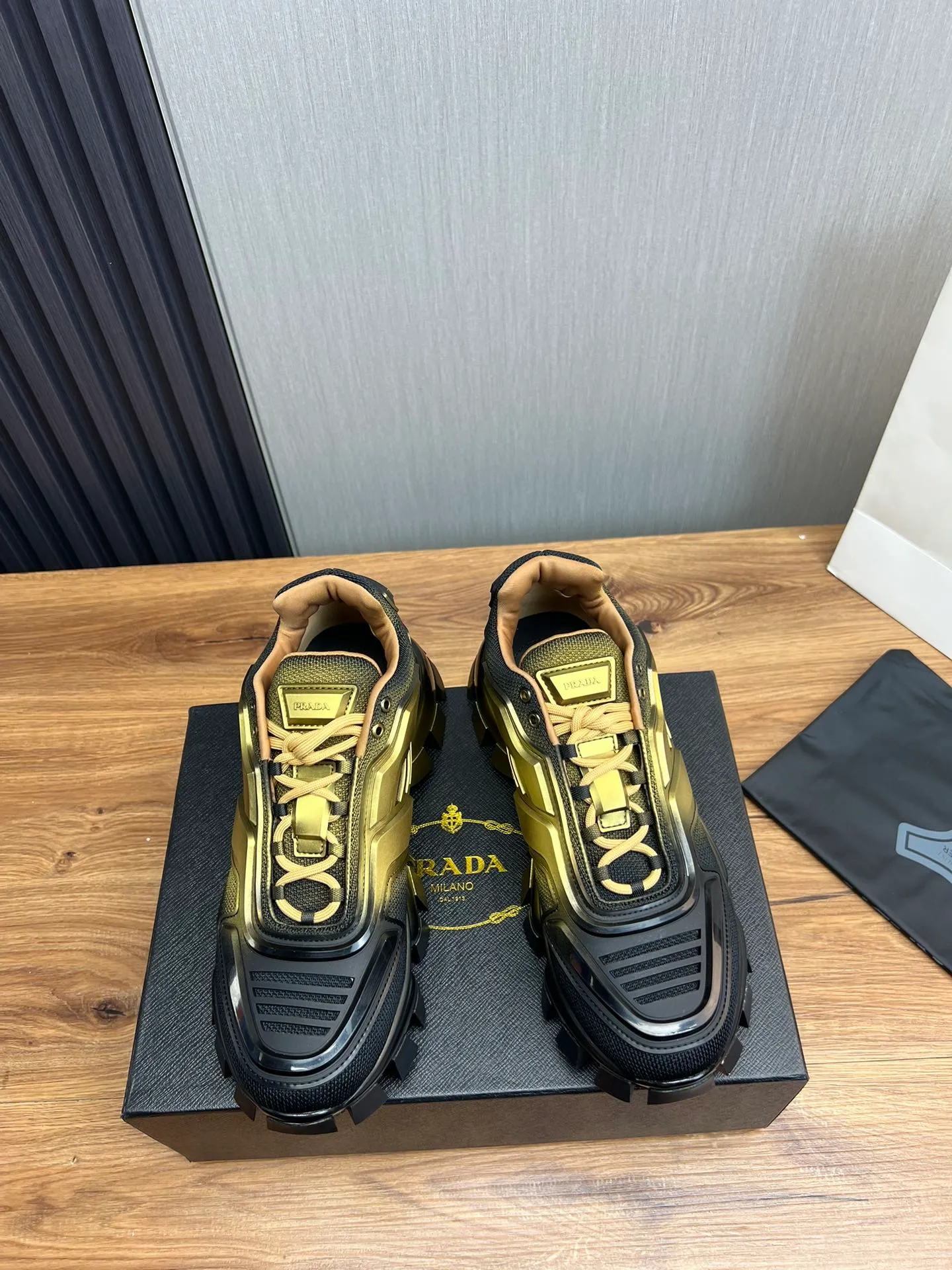 Men's shoes 💰680💰 [PRADA] Popular thick-soled shoes for couples 👩‍❤️‍👨 Available all year round ✔️Official website synchronization Original fly-woven film color change process + cowhide lining, 1⃣️ vs 1⃣️ replica, original original sole, 36-45 (45 is custom-made and cannot be returned or exchanged)